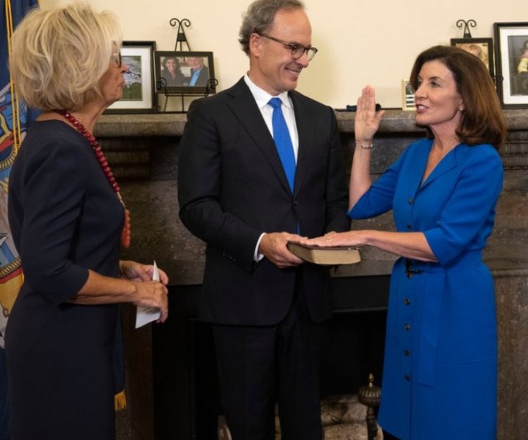 Kathy Hochul Sworn in As New York's First Female Governor