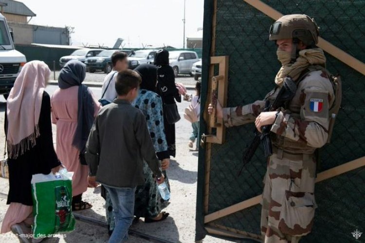 Afghans Rash To Flee Taliban Amid Biden's Confirmation of Airlift Deadline