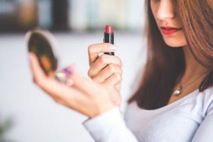 Why Ladies should stop Using Lipstick Oftenly