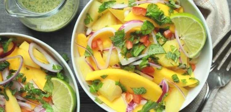 Simple Juicy Mango Pineapple Salad