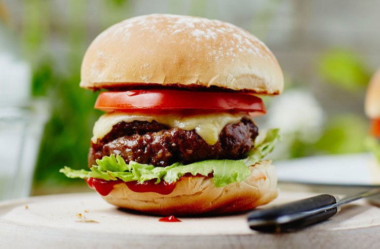 How to Prepare an Inviting Beef Burger at Home