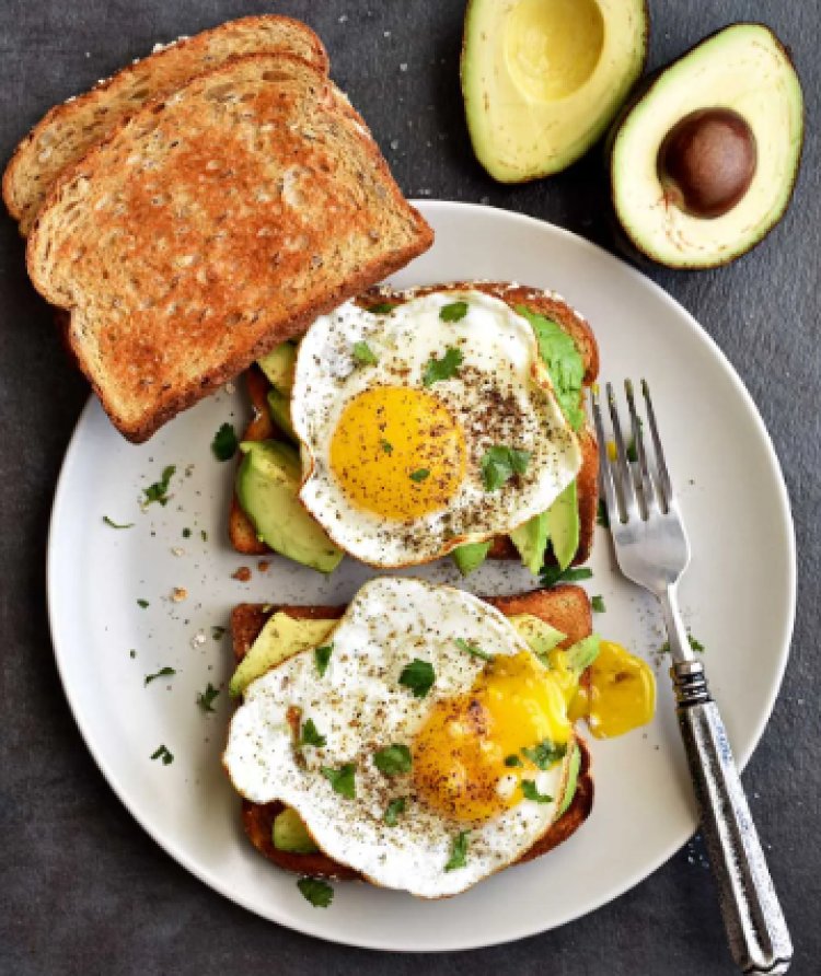 How To Prepare Avocado Toast With Bacon and Egg
